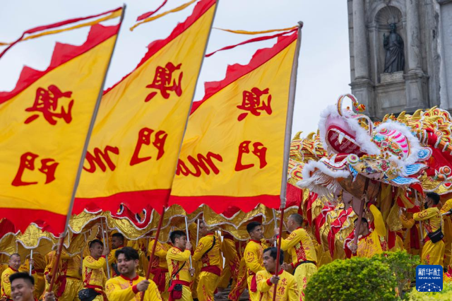 2月17日，舞龍隊伍在澳門大三巴牌坊前表演。 新華社發(fā)（張金加攝）