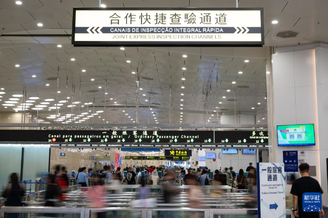 2月18日，旅客排隊通過橫琴口岸澳門口岸區(qū)離境通道。 新華社發(fā)（張金加攝）