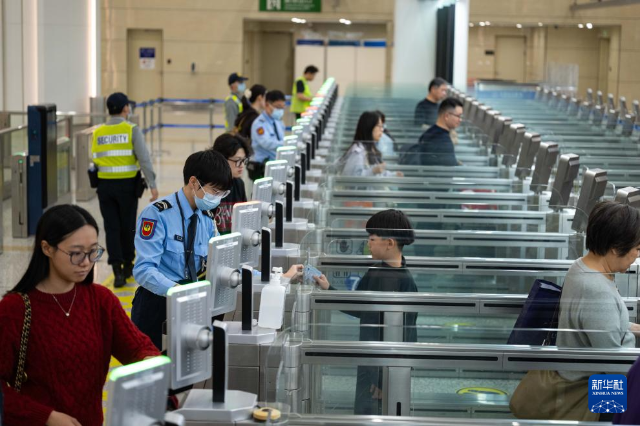 2月18日，工作人員協(xié)助小朋友通關。 新華社發(fā)（張金加攝）