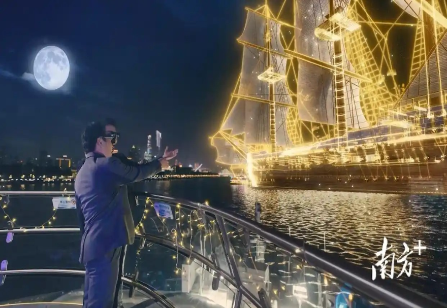 大灣區推動數字技術與文旅體驗深度融合，讓虛實交織的沉浸式場景成為消費新載體。在廣州的珠江河畔上，MR光影秀以現代科技為筆，讓詩詞“活”起來，打破時空限制，使詩意成為可游、可賞、可分享的消費新載體。登上游船，在混合現實（MR）技術的加持下，兩岸現代樓宇漸次化作別具韻味的嶺南畫像。這一幕，正是大灣區MR技術加速落地的生動寫照。這不再只是一段航程，更是一場“詩入景中、人在詩里”的沉浸穿越。
