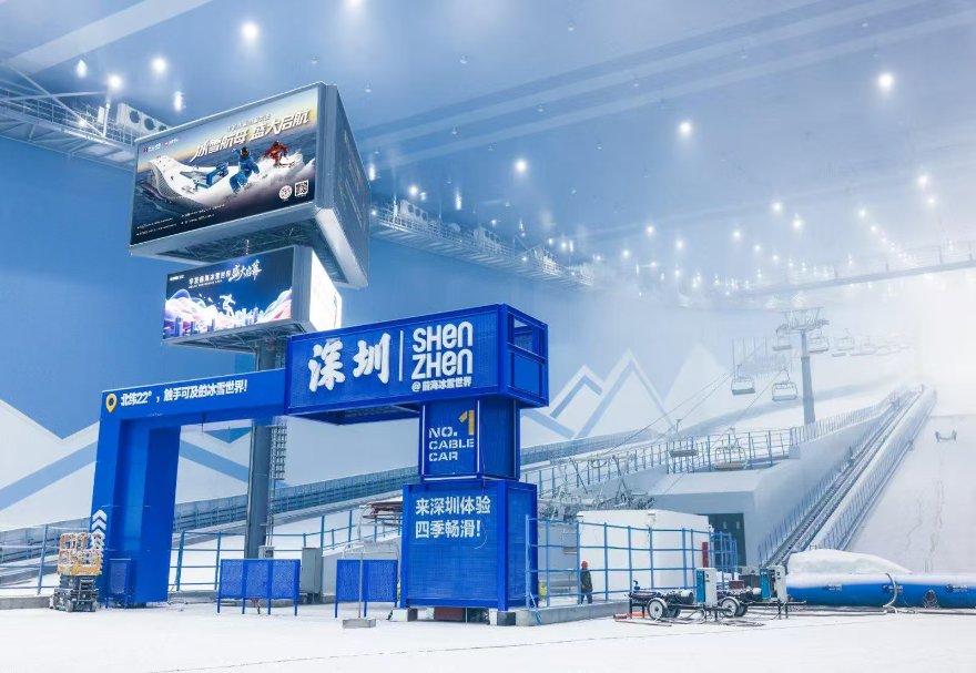 大灣區(qū)將冰雪運動與文旅消費深度融合，打造四季皆宜的沉浸式休閑新場景，推動“冷資源”釋放“熱效應(yīng)”。融合運動、社交、零售與休閑的一站式生活場景正在成為人們的消費首選，情緒價值、體驗價值的滿足成為了消費的“新剛需”，這也是冰雪世界頗受大灣區(qū)消費者青睞的主要原因。在嶺南傳統(tǒng)的自然山水間，“造”出一大片冰雪世界，這個成果在大灣區(qū)落地生根，讓冰雪熱情融入灣區(qū)四季。