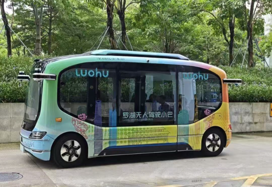 大灣區致力于打造全國領先的智慧交通發展高地，在深圳等地開通無人駕駛小巴接駁線路，串聯主要商圈、文化景點與交通樞紐，這不僅是一項智慧交通服務，更通過科技感十足的乘坐體驗和精準的線路設計，重構了城市消費動線，把客流引向各個消費節點，是“科技+商業”賦能城市消費空間效率與體驗的創新實踐。