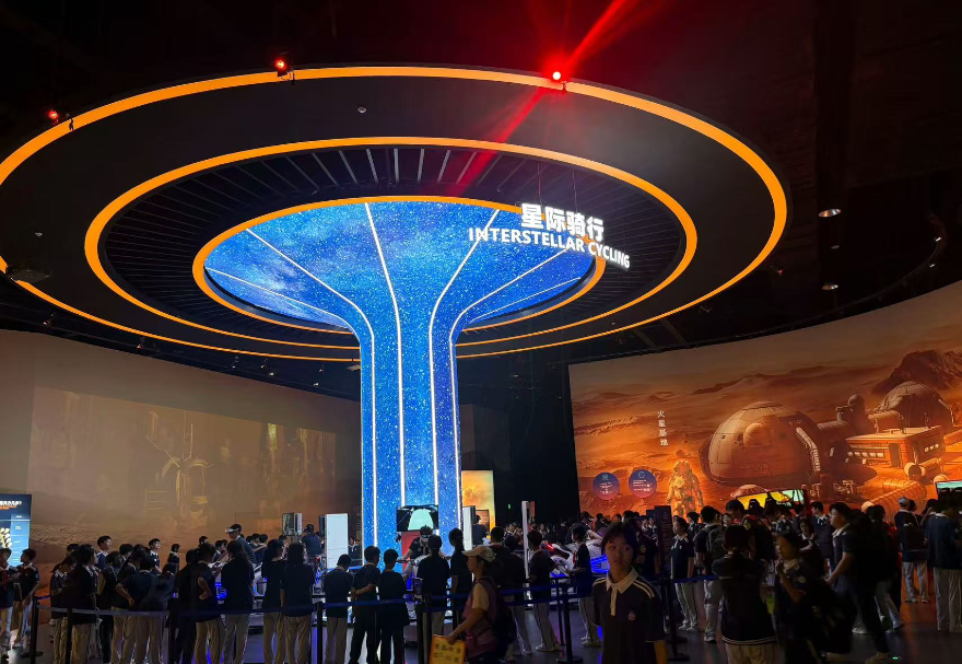 大灣區(qū)的博物館、科技館十分注重體驗式活動。在這些場景內(nèi)，大灣區(qū)加速推動虛擬現(xiàn)實技術(shù)普及應用，推動沉浸式體驗升級。珠海的太空中心打造了一座全球領(lǐng)先的沉浸式航天科普與體驗中心，運用VR、4D動感影院等高科技手段，讓游客親身體驗航天員訓練、月球漫步等震撼場景。廣州的南越王博物院“科技賦能王宮重現(xiàn)——南越王宮博物院展示利用項目”，利用互聯(lián)網(wǎng)、多媒體、互動體驗等技術(shù)，實現(xiàn)了遺址的活化展示。