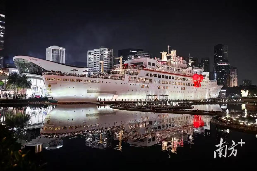 大灣區正以“郵輪+”模式推動濱海文旅創新，打造沉浸式休閑新場景。如深圳海上世界“明華輪”創新融合“郵輪+演藝+商業”，打破了傳統劇場觀演的局限，提供了高度參與感和故事性的消費體驗，引領了都市微度假的新潮流，成為集沉浸式戲劇、主題餐飲、觀海商業于一體的文旅新地標。此外，大灣區還有廣州南沙等地的郵輪項目，共同織就了一張覆蓋濱海休閑、文化演藝與主題商業的消費網絡，讓游客在灣區各城都能體驗到“船”奇般的文旅魅力。