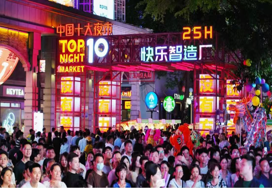 在大灣區(qū)城市更新的浪潮中，佛山創(chuàng)意產(chǎn)業(yè)園堪稱工業(yè)遺產(chǎn)活化的一個“天花板”。昔日轟鳴的舊廠房集群，如今蝶變?yōu)槿站土髁砍?萬人次的文創(chuàng)生活綜合體。工匠精神、武術(shù)文化、民俗節(jié)慶與現(xiàn)代藝術(shù)、音樂現(xiàn)場、創(chuàng)意市集、網(wǎng)紅餐飲激情碰撞。白天逛展、夜晚嗨玩，打造出“日夜皆精彩”的復(fù)合消費空間。事實證明，老廠房的文化底蘊，才是它火爆出圈的終極“流量密碼”。