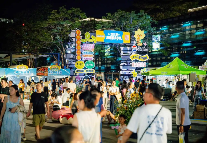 松山湖是粵港澳大灣區中以科技創新著稱的典范區域。然而，這里不僅有“硬核”的科學裝置，更有一方“柔軟”的人文天地——松山湖文化藝術街區。街區以“生態、藝術、社交、商業”四核驅動，吸引了畫廊、設計工作室、獨立書店、美學餐廳等業態入駐。定期舉辦藝術展覽、文化沙龍等活動，營造出濃厚的文藝社區氛圍，成為都市精英和創意人群進行精神消費與社交生活的理想場所。