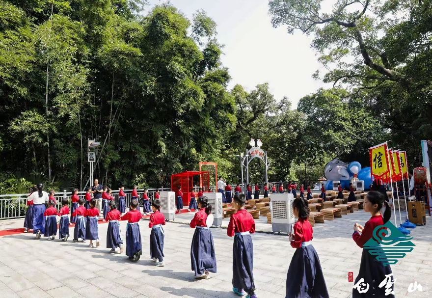 大灣區正加快打造中醫藥傳承創新發展高地，推動傳統中醫藥與現代生活深度融合。如廣州白云山以“鄭仙誕”民俗傳說和嶺南草藥文化為核心，打造“非遺+”多元體驗場景：逛中醫藥文化市集、親手體驗非遺手作、品嘗養生藥膳美食，還有趣味情景短劇巡游一路相伴，從此登山這一傳統休閑活動，實現了自然景觀與非物質文化遺產的共生共榮。