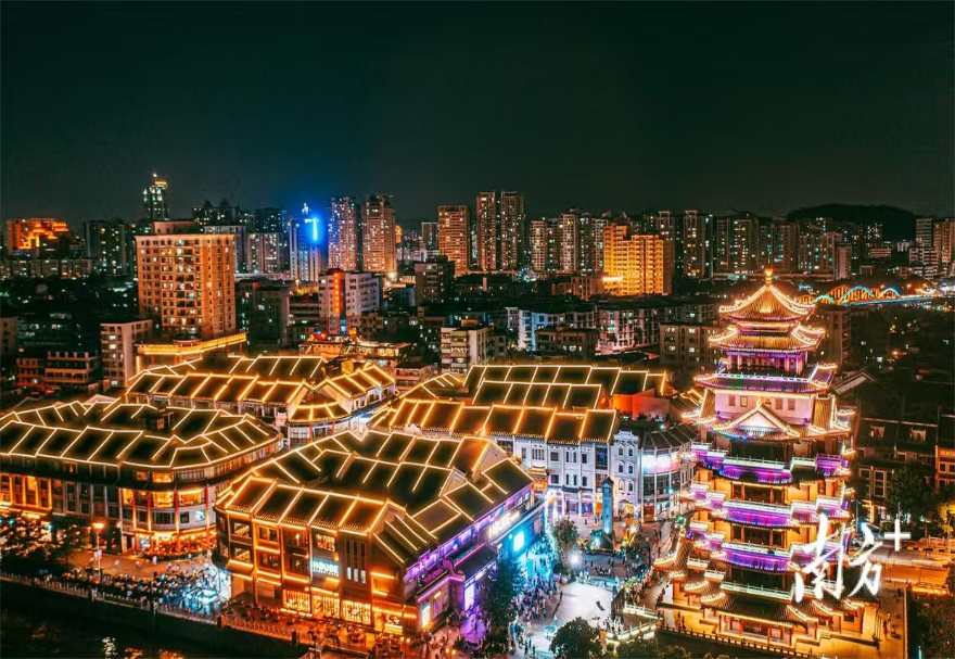 大灣區正以豐富的文化資源為底色，繪就“一城一韻”的消費新圖景。在惠州，圍繞“鵝城”歷史稱謂與西湖文化底蘊打造的夜間文旅消費集聚線路給出了生動實踐——線路融合東坡文化遺跡、嶺南園林夜景、東江民俗表演、傳統小吃夜市等元素，通過光影藝術提升夜間景觀，策劃沉浸式文化劇場，讓游客在“夜游、夜賞、夜品、夜娛”中，感受千年古城的歷史厚度與市井煙火氣，點亮了灣區夜經濟的新圖景。