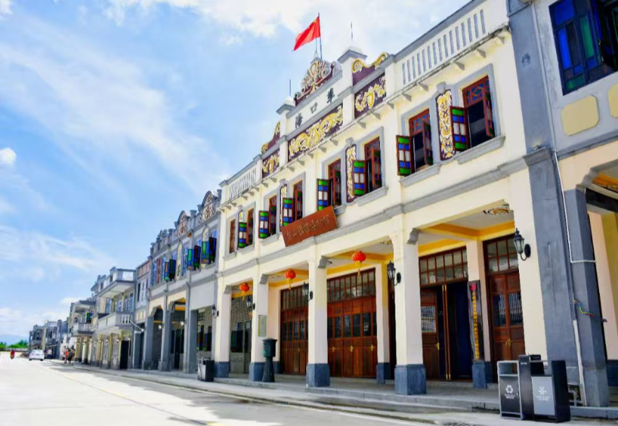 大灣區是全國著名的僑鄉，承載著厚重的海絲記憶與華僑根脈。在江門臺山，“海絲記憶·僑鄉印記”主題路線以海口埠、銀信博物館、梅家大院、浮月洋樓、五豐村為核心，將海絲歷史、僑鄉建筑與歸僑風情串珠成鏈，使消費過程成為一場追尋先輩足跡、感悟奮斗精神的文化尋根之旅。