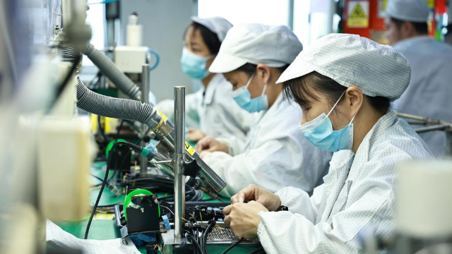 2月28日，工人在東莞市協順電子科技有限公司生產線上工作。