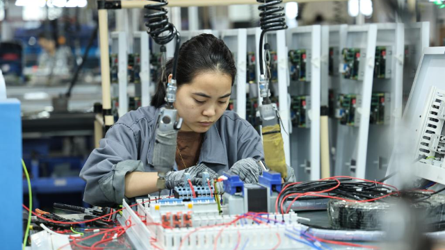 2月27日，工人在東莞信易電熱機械有限公司生產車間工作。新華社記者 黃國保 攝