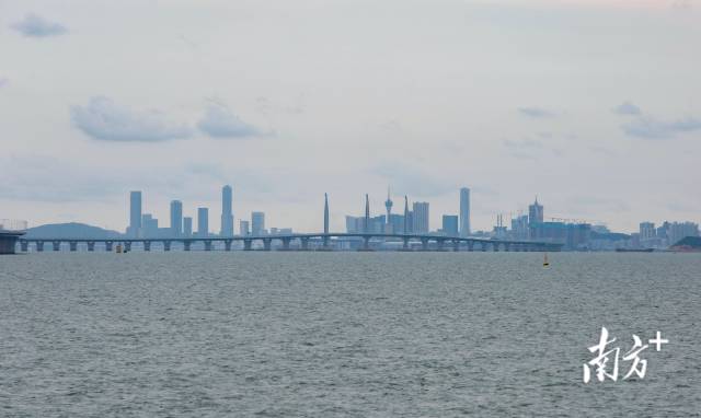 游客可以在大灣區(qū)二號甲板上欣賞珠海和澳門城市美景以及粵港澳大橋