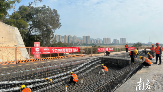 常虎高速改擴建白坑大橋右幅第四聯現澆梁綁扎鋼筋。