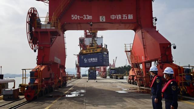 佛山海關駐順德辦事處關員對出口家電裝船進行監管。