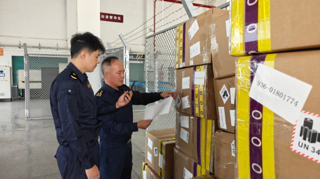 佛山海關駐順德辦事處關員對跨境電商出口包裹開展監管工作。