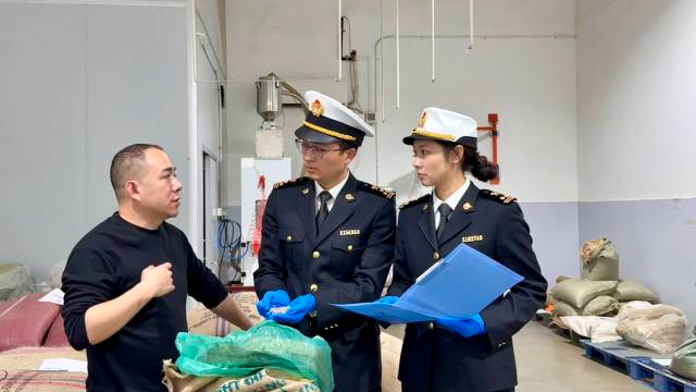 佛山海關關員深入轄區咖啡豆烘焙企業調研。
