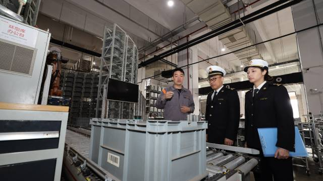 佛山海關關員深入轄區外貿企業調研。