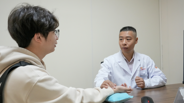 澳門中醫師邱潤生在橫琴執業。