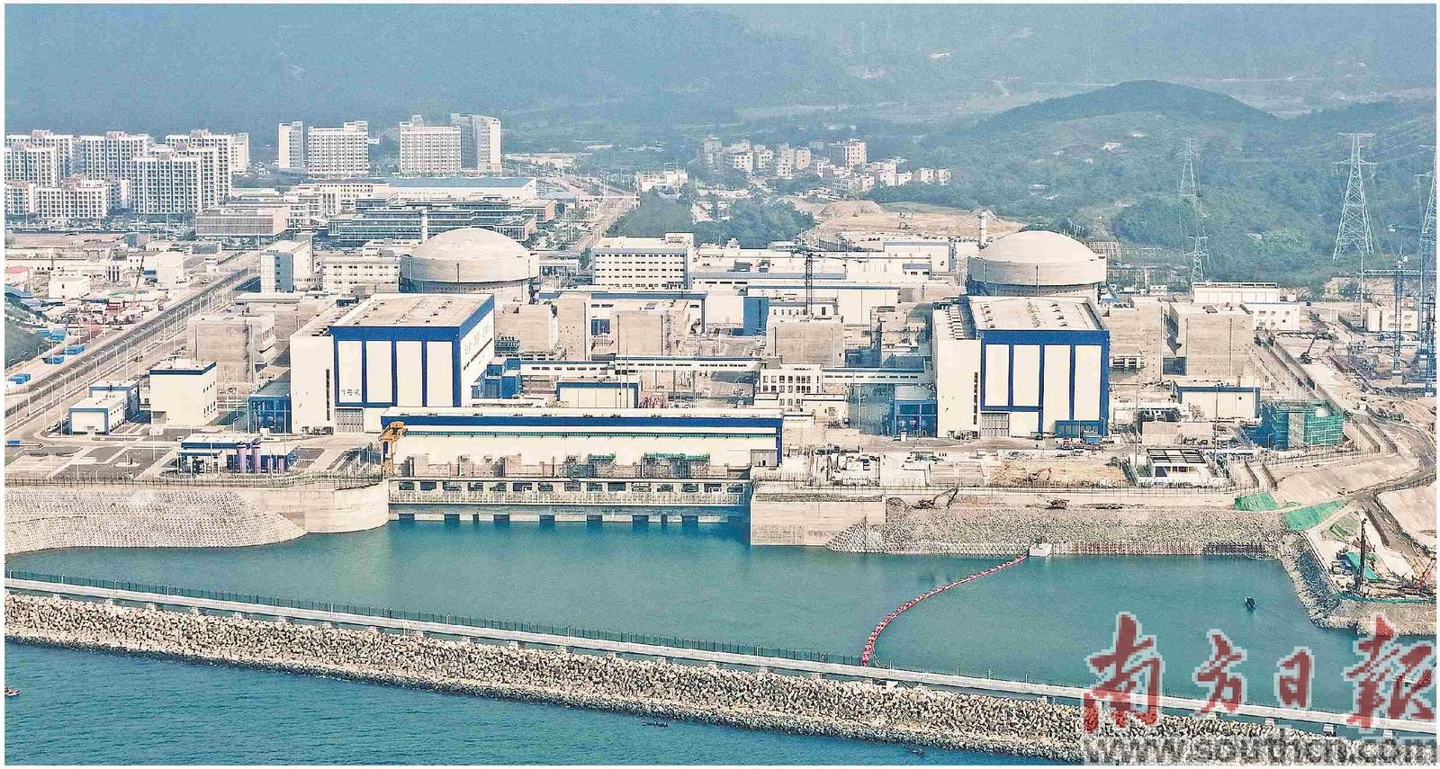 4月20日，粵港澳大灣區首臺“華龍一號”核電機組——中廣核廣東太平嶺核電項目1號機組投產發電，正式具備商業運行條件。圖為中廣核廣東太平嶺核電項目1號機組（左）、2號機組。    新華社發（無人機照片）.jpg