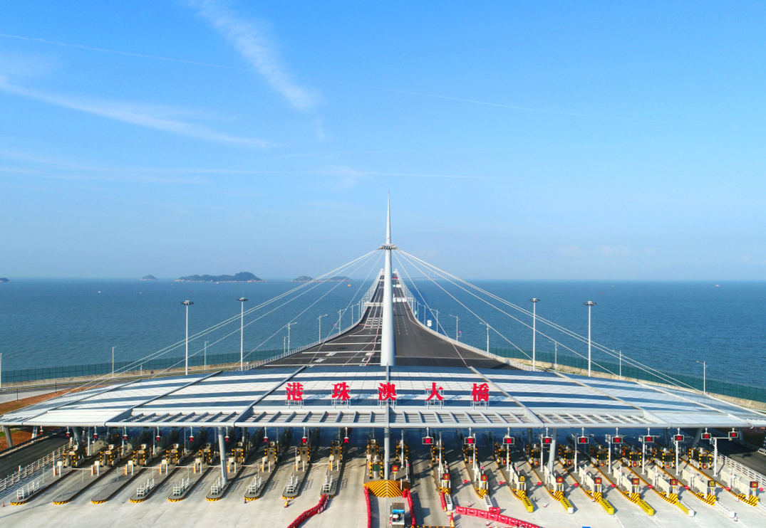 港珠澳大橋總長約55公里，跨越伶仃洋，東接香港，西接廣東珠海和澳門，打通了珠江口東西兩岸的交通大動脈，大橋開通后，從香港到珠海、澳門從3個小時縮短至約45分鐘，使粵港澳三地加快形成“1小時生活圈”，對提升珠江三角洲地區的綜合競爭力，保持港澳的長期繁榮穩定，打造粵港澳大灣區具有重要戰略意義。