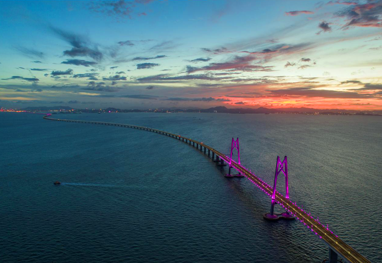2003年8月4日，國務院正式批準粵港澳三地政府開展港珠澳大橋前期工作。2009年12月15日，港珠澳大橋正式開工建設，籌備和建設前后歷時達15年。大橋主體工程由廣東、香港、澳門三方政府共同組建的港珠澳大橋管理局負責建設、運營、管理和維護，三地口岸及連接線由各自政府分別建設和運營。大橋不僅是技術上的“超級工程”，也是具有國際影響力的“制度工程”。