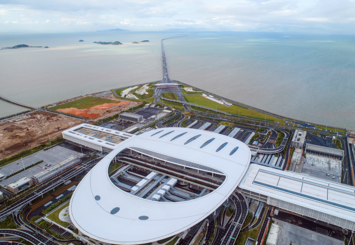 港珠澳大橋兩座人工島島上建筑總體形態趨同，呈橢圓形，采用蠔貝主題設計，均包含主體建筑、廣場、環島公路等。兩座島功能定位不同，靠近香港側的東島總面積97962平方米，島長625米，是集交通、管理、服務、救援和觀光功能為一體的綜合運營中心，且開放游客觀景攬勝功能，可近距離觀賞或沖天或滑翔的航班景象，還能偶見白海豚的嬉戲、浮沉景象，西島總面積101973平方米，島長625米，功能則以隧道通排風、運營管理、養護、辦公為主。