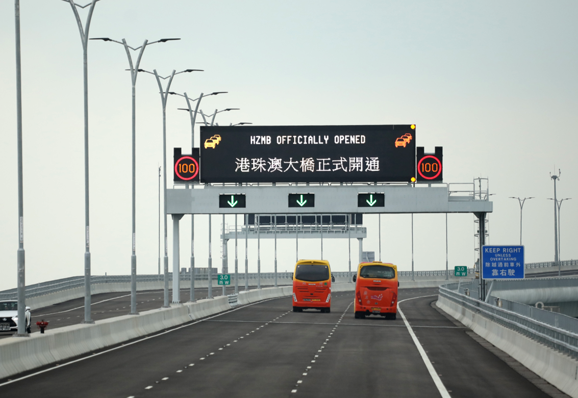 2018年10月23日，港珠澳大橋正式開通，24日9時正式通車運營，是全國唯一的粵港澳三地互通、客貨兼重的陸路口岸。港珠澳大橋可通行車輛包括跨境巴士、穿梭巴士、跨境出租車、貨運車輛、跨境私家車。其它車輛上橋需按相關規定，經過三地政府部門許可的單牌車輛可上橋行駛。