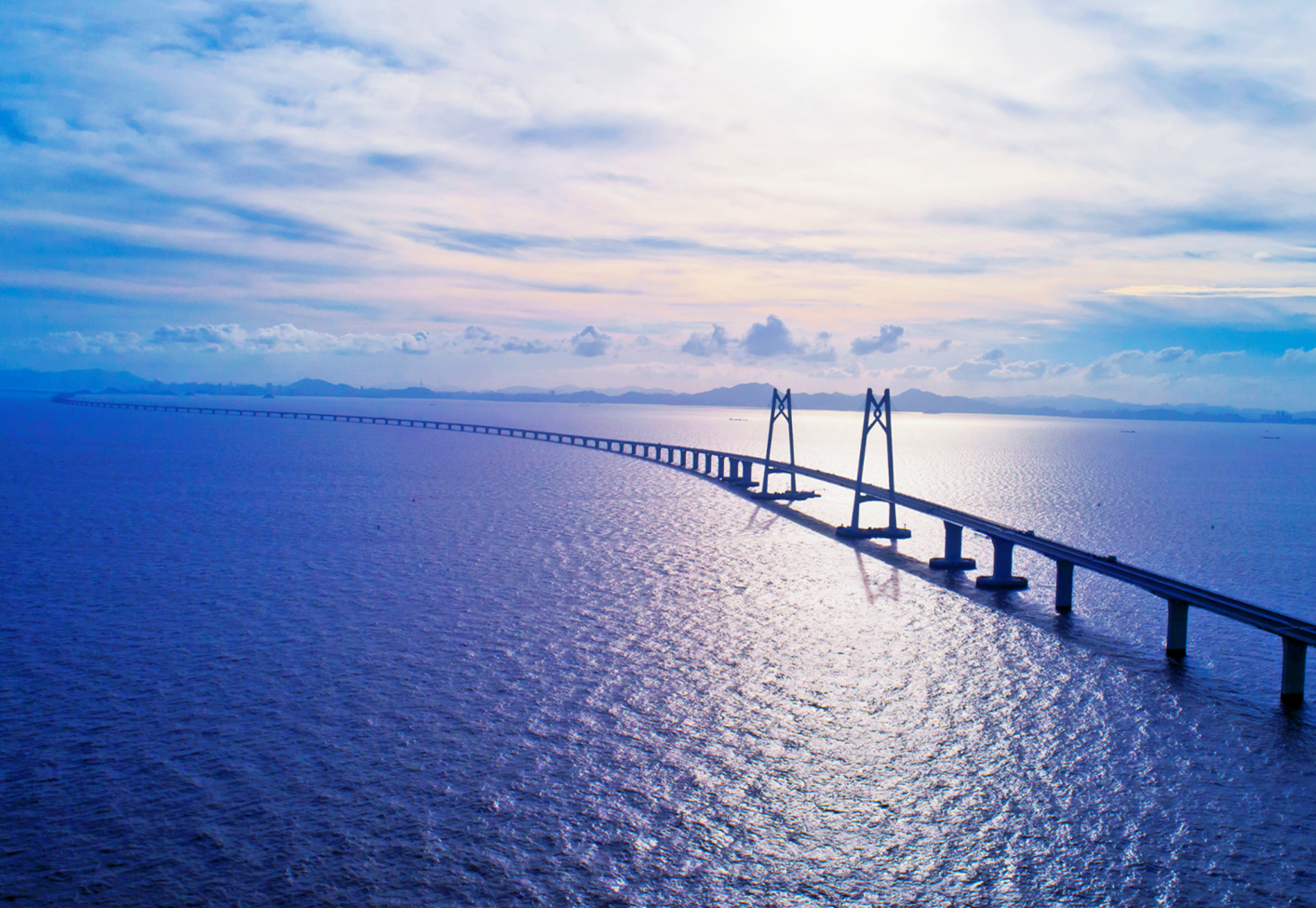 港珠澳大橋作為中國從橋梁大國走向橋梁強國的里程碑之作，該橋被業界譽為橋梁界的“珠穆朗瑪峰”，被英媒《衛報》稱為“現代世界七大奇跡”之一。港珠澳大橋不僅代表了中國橋梁先進水平，更是中國國家綜合國力的體現。