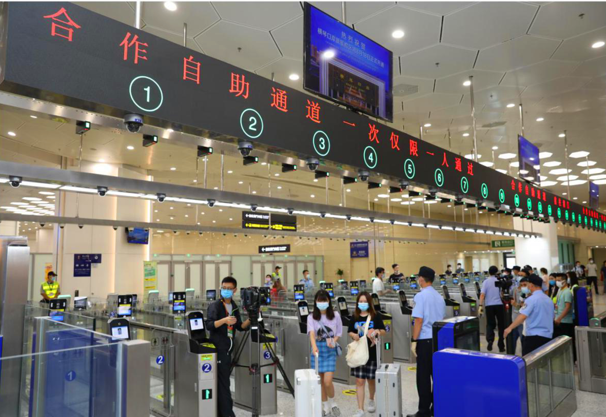 新橫琴口岸的開通，讓一水相隔的橫琴與澳門告別20年來“兩地兩檢”模式，開啟1分鐘通關時代。新橫琴口岸采用“合作查驗、一次放行”的創新通關模式，通關旅客只需排一次隊就可完成出入境手續。如走自助通道，每名旅客的平均通關查驗時間僅需30秒左右，便捷又快速。