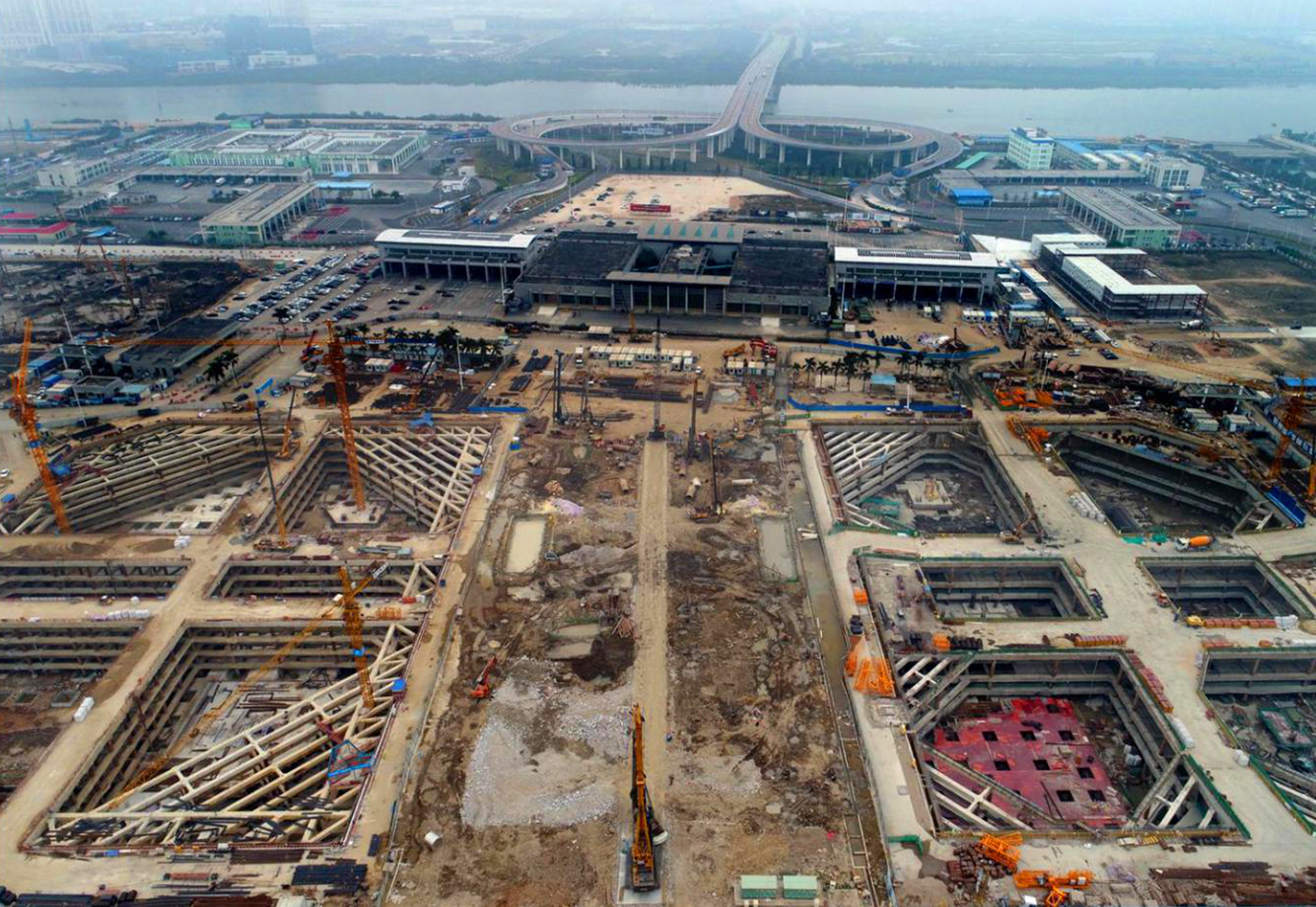 為滿足旅客日通關量22.2萬人次，年通關量8000萬人次的建設目標。2016年12月，由中國建筑第二工程局有限公司承建的珠海橫琴口岸及綜合交通樞紐開發工程正式開工建設。該工程總投資約為260億元人民幣，將進一步加快粵澳跨境交通銜接，承擔起中國口岸通關與查驗模式創新試點的重大使命。圖為新橫琴口岸施工。