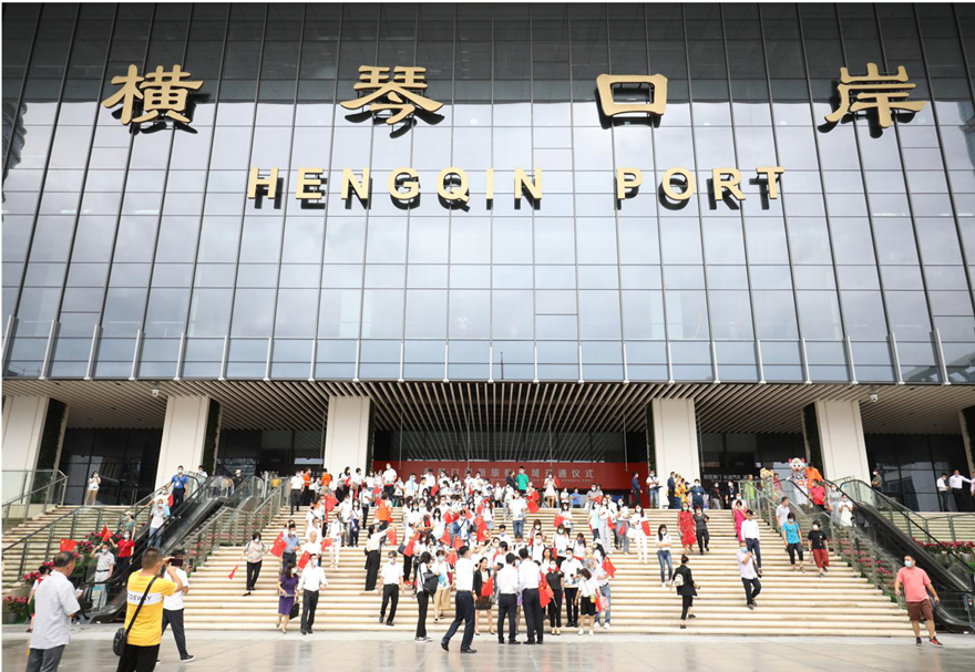 2020年8月18日，橫琴口岸新旅檢區域開通儀式舉行。在當日下午3點正式啟用后，粵澳日通行能力從75萬人次提升到90萬人次，大大提升通關效率，有效緩解兩地通關壓力。