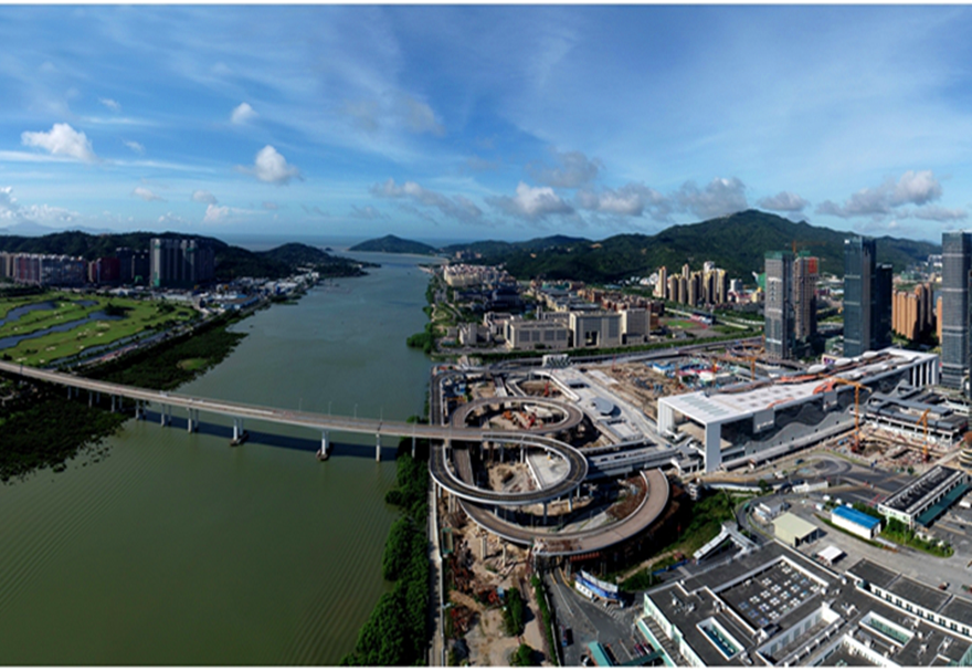 未來，珠海市與澳門特別行政區在珠海站、橫琴站實現高鐵、城際鐵路與澳門輕軌銜接，促進珠澳兩地交通基礎設施協同發展。