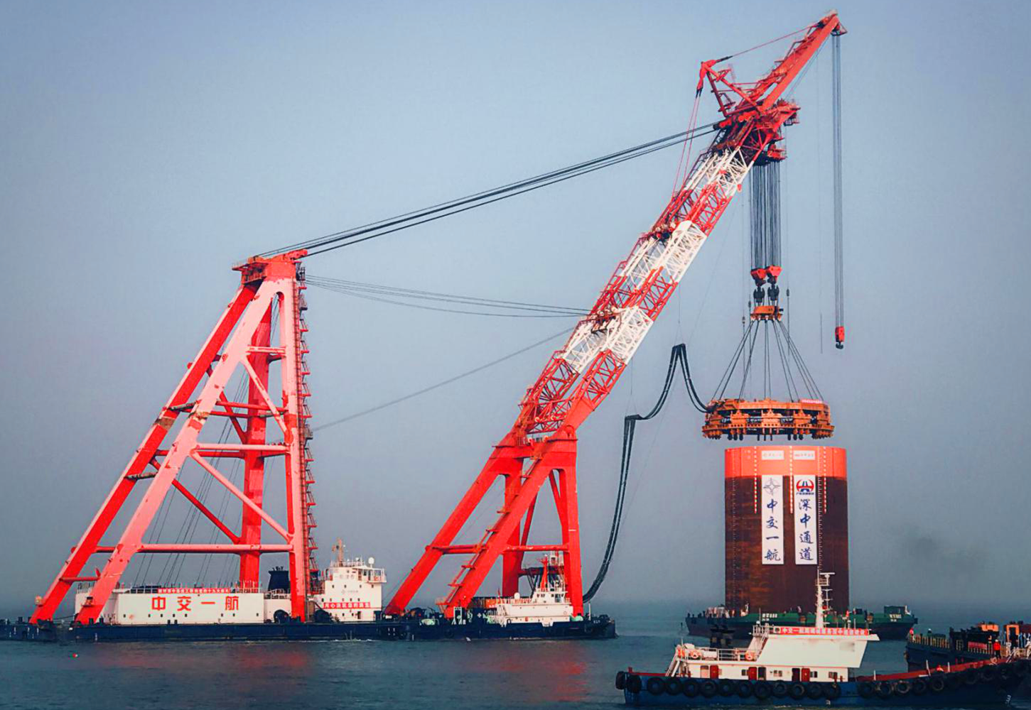 2017年5月1日，深圳至中山跨江通道西人工島首個鋼圓筒順利振沉到位，深中通道建設進入了實質性的實體工程施工階段。