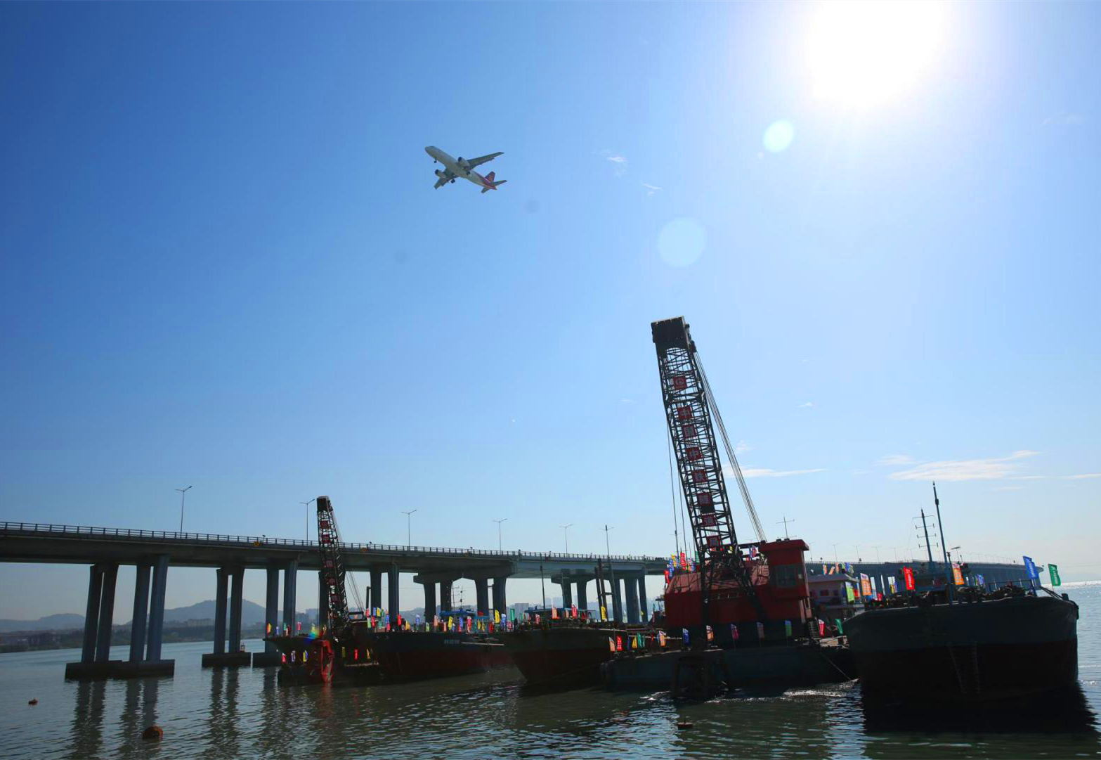 2017年12月21日，深圳至中山跨江通道項目東人工島工程進行建設動員，東人工島正式開工建設，建成后將成為國內首個高速公路水下互通立交。