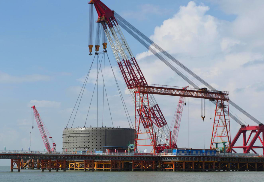 2019年7月4日，經過連續10小時的施工，深中通道伶仃洋大橋首個鋼吊箱成功下放。深中通道伶仃洋大橋主孔跨徑達到1666米，主塔高270米，橋面高達90米，相當于30層樓的高度，建成后將是全球最高海中大橋。