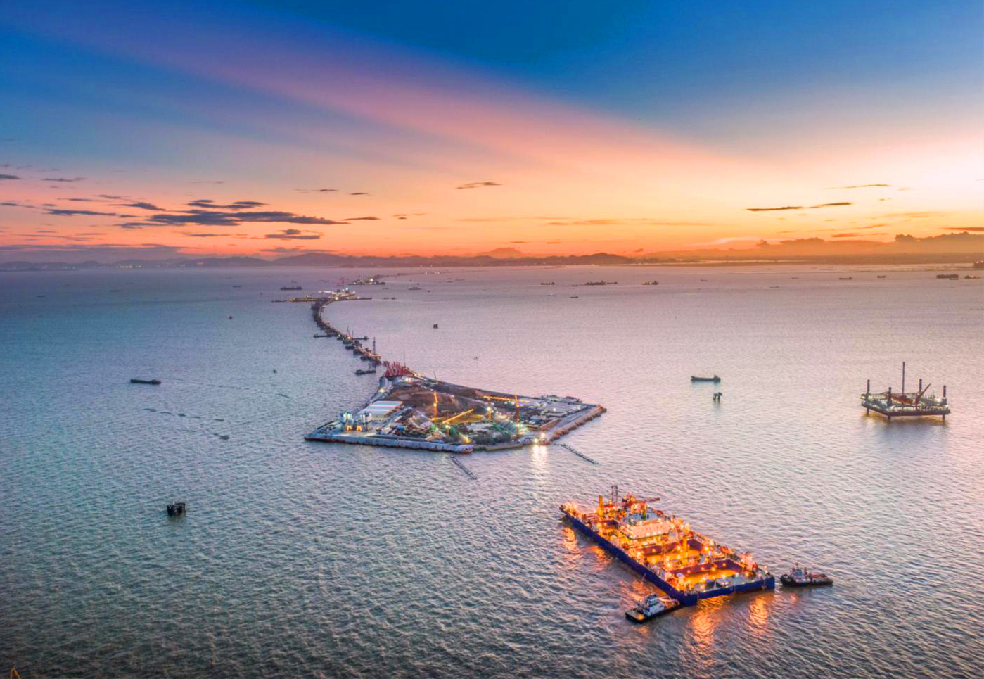 2020年6月17日，深中通道沉管隧道首節沉管順利實現與項目西人工島暗埋段隧道沉放對接，完成了首次“海底之吻”，深中通道首節沉管對接順利完成，意味著項目關鍵線路的核心控制性工程取得重大進展，標志著中國在沉管隧道建設領域登上了新的技術高峰。